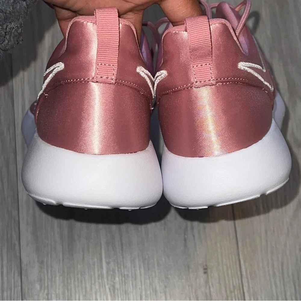 New Nike Roshe One (gs) Big Kids Women’s Pink  Satin Shoes size 7Y